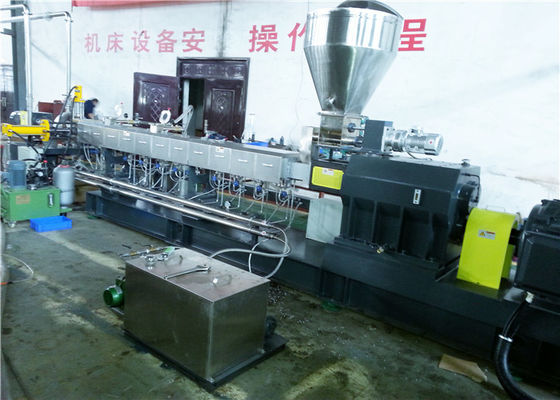 Çin Çıkışlı 500kg / saat Yüksek Verimli Çift Vidalı Plastik Ekstruder Makinesi Tedarikçi